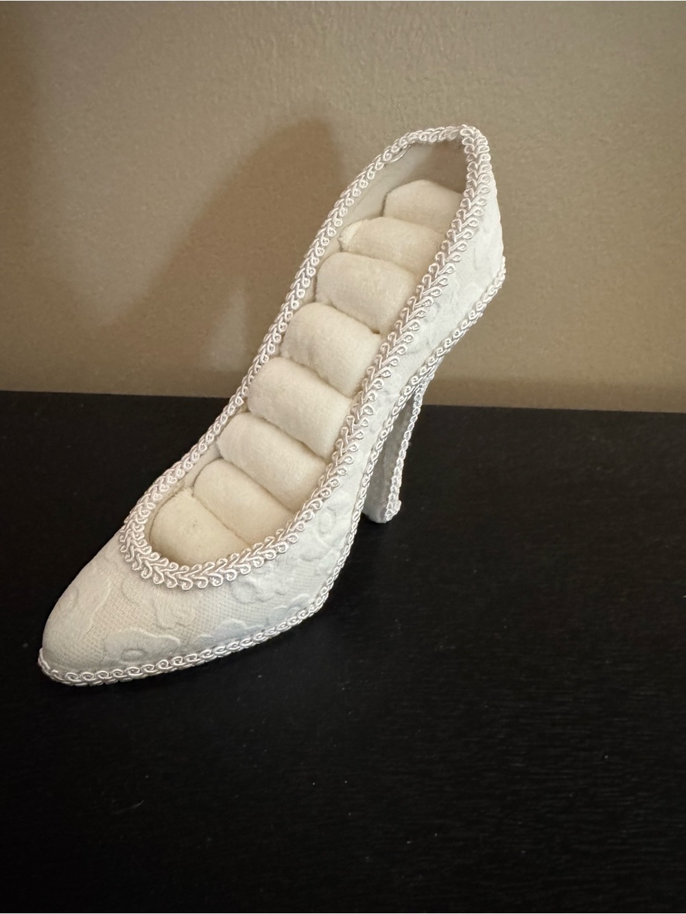 Ivory Lace High Heel Ring Holder - Women Shoes Style NWOT